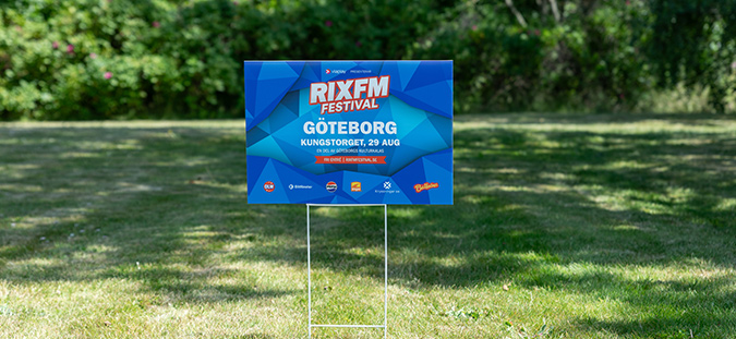 Mäklarskylt med trådben